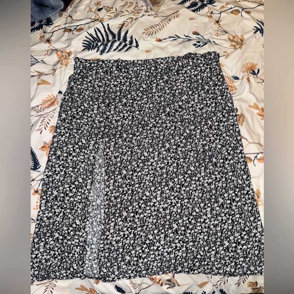 “PLUS SIZE” SHEIN Black and White Floral Maxi Skirt